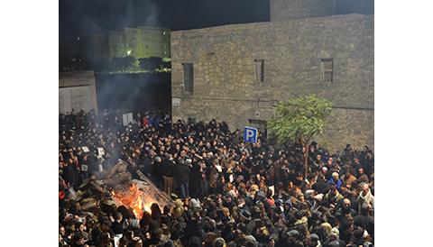 Una multitud fa ressonar els goigs de Sant Antoni i les ganes de festa arran del foc a la plaça de la Concòrdia