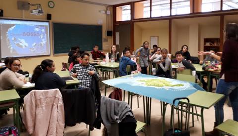 Prop de 300 escolars participen en el taller Desembossa’t, que mostra l’impacte dels plàstics sobre el medi ambient