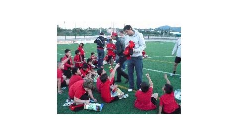 Els jugadors del Reial Mallorca visiten els nins que participen en l'Escola Esportiva Reial Mallorca a Manacor.